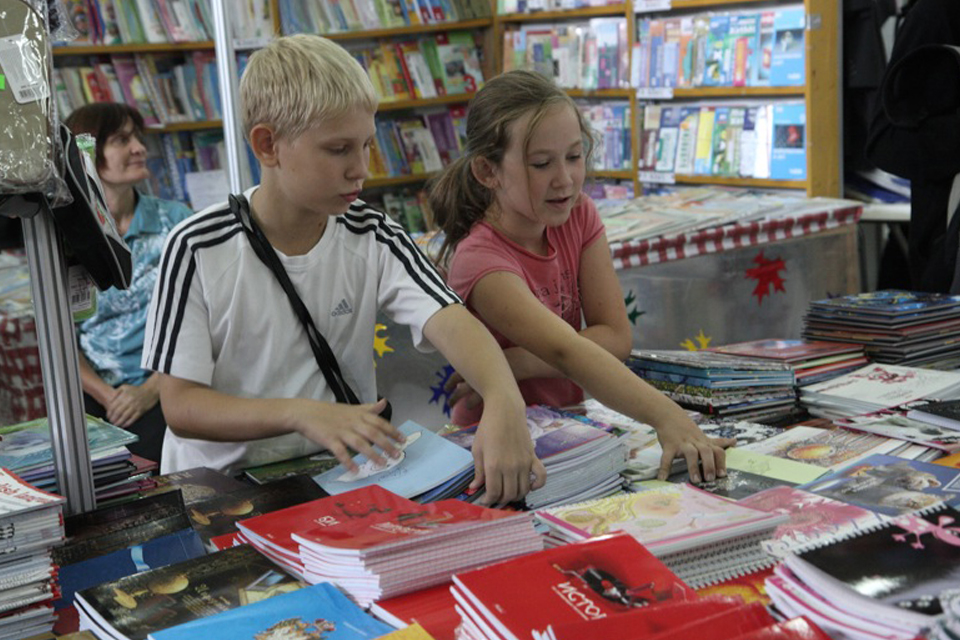 Готовимся к школе: школьные базары в торговых центрах Тольятти