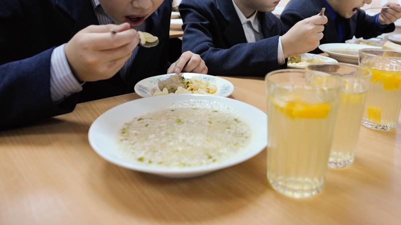 ОНФ: новые нормативы по школьному питанию не запрещают родителям давать детям в школу еду